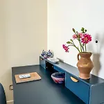 Chic Entre Histoire Et Modernite Apartment *
