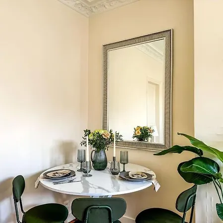 Chic Entre Histoire Et Modernite Apartment *